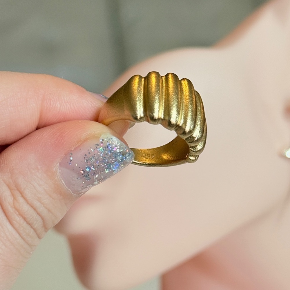 Trendy Gold Ribbed Ring - Picture 6 of 8